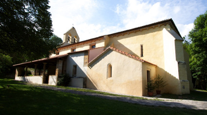 Iglesia de Santa María de Llas, en Cabrales