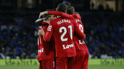 Los jugadores del Getafe celebran el segundo gol de Carles Pérez ante la Real Sociedad