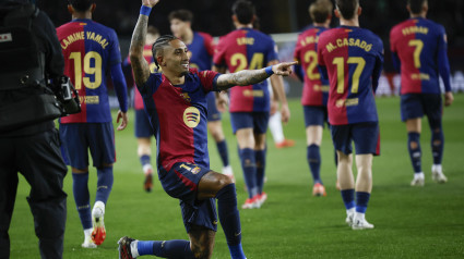 Raphinha celebra el 3-0 del Barcelona al Valencia