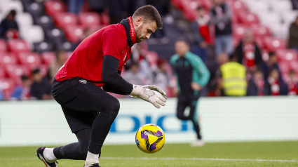 Unai Simón calienta antes de un partido del Athletic.