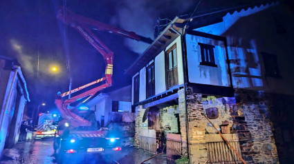 Incendio de una vivienda en la localidad de Valtuille de Arriba, perteneciente al municipio de Villafranca del Bierzo (León)