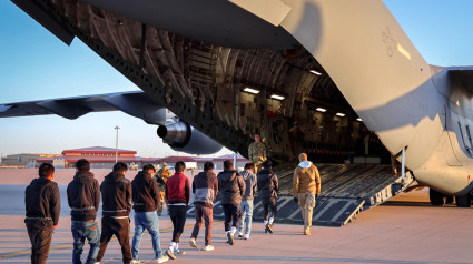 Migrantes ingresando a un avión para un vuelo de deportación desde EE. UU.