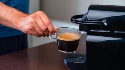 Un joven va a hacerse un café para desayunar y, al meter la cápsula, no da crédito a lo que se encuentra en la cafetera