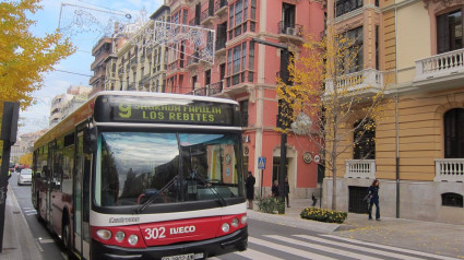 Imagen de autobús de Transportes Rober, pasando por la Gran Vía de Granada