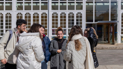 Estudiantes delante de la Facultad de Humanidades y Documentación del Campus Industrial de Ferrol