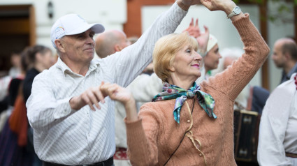 Los bailes están pensados para personas de todas las edades pero especialmente para las personas mayores