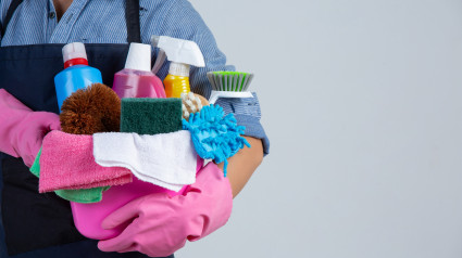 mujer con productos de limpieza