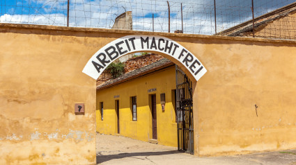 Campo de concentración de Theresienstadt, Arbeit Macht Frei signo encima de la puerta, pequeña fortaleza de Terezin República Checa