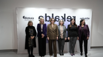 Elixabete Etxanobe (centro) diputada general de Bizkaia en la reapertura de la sala Rekalde