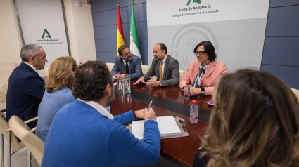 El secretario general de Universidades de la Junta, Ramón Herrera, en el centro en la imagen en la reunión mantenida con el delegado del Gobierno andaluz, Antonio Granados, a su derecha, y la delegada de Desarrollo Educativo, María José Martín, a su izq