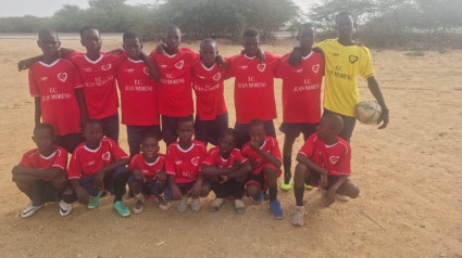 Los chicos juegan al fútbol en Senegal