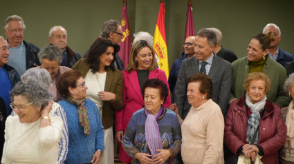 La consejera de Política Social y el alcalde de Lorca, rodeados de mayores en la presentación del programa 'Cercanos'