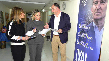 La presidenta del PP, Marta Barrachina, junto al secretario general, Salvador Aguilella y la alcaldesa de Almassora, maría Tormo