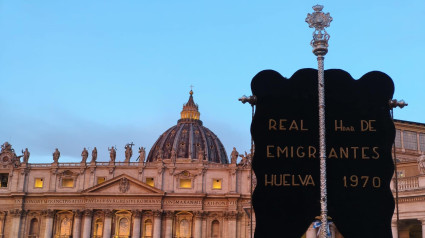 El simpecado de la Hermandad del Rocío de Emigrantes frente a San Pedro en su visita a Roma