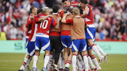 Los jugadores del Granada celebran uno de los últimos goles de su equipo