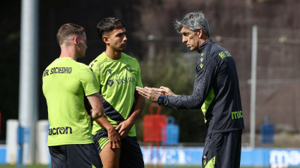 Imanol Alguacil charla con Zubimendi y Sergio Gómez durante un entrenamiento