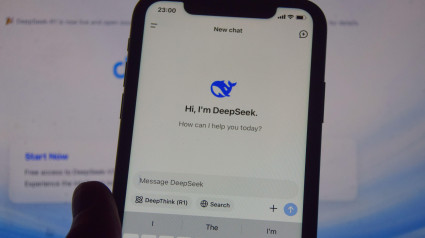 Las acciones de las principales empresas tecnológicas estadounidenses han caído tras el lanzamiento por parte de los desarrolladores chinos del chatbot de bajo coste DeepSeek AI. La aplicación ha superado a sus rivales estadounidenses.