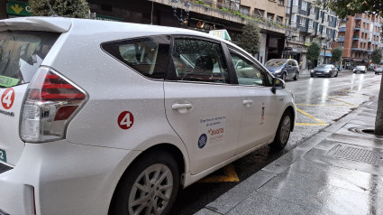 Taxi, en la parada de la calle Menéndez Pelayo, en Gijón