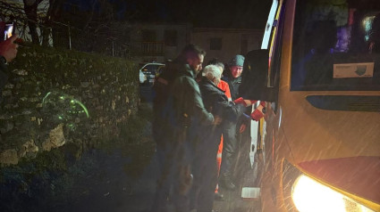 El hombre entra en la ambulancia tras ser encontrado