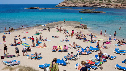 Trabaja vendiendo cócteles en una cala de Ibiza y lo que ve en el agua le hace tomar medidas: "Me acerqué"