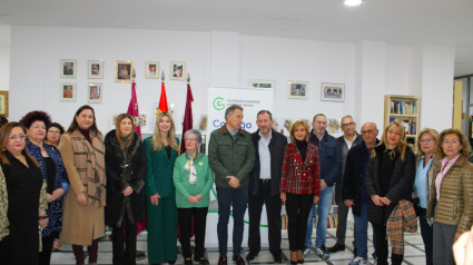 Foto de familia durante la inauguración de la nueva sede de la AECC en Lorca