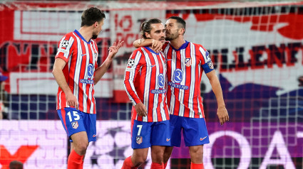 Koke besa a Griezmann tras marcar el tercer gol del Atlético de Madrid frente al Salburgo en Alemania