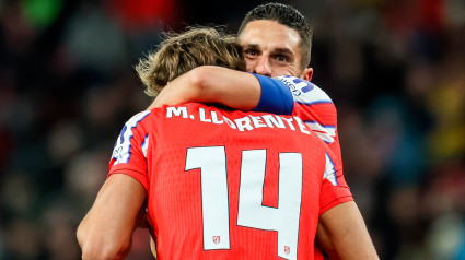 Llorente se abraza con Koke para celebrar el cuarto gol del Atlético frente al Salzburgo