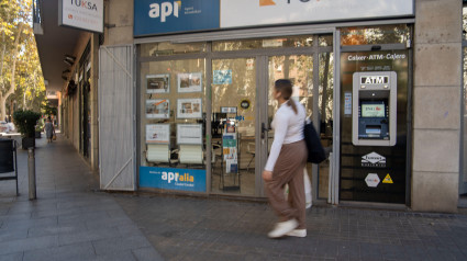 inmobiliarias con gente curiosa mirando pisos en las agencias