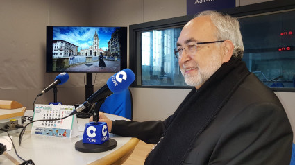 Monseñor Jesús Sanz Montes en los estudios de COPE Oviedo