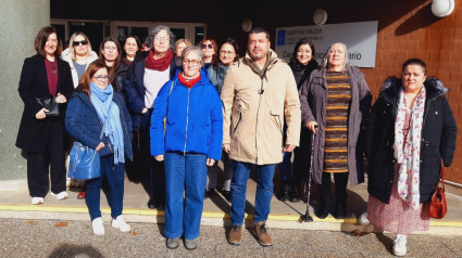 Mon Fernández con algunas de las trabajadoras del centro de la Consellería de Política Social