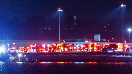 Equipos de rescate en el Aeropuerto Nacional Ronald Reagan de Washington tras estrellarse un helicóptero contra un avión