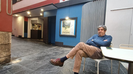 José Pinar, sentado a las puertas del Cine Groucho