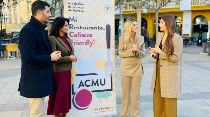 Concejales y hosteleros conversan con la presidenta de la Asociación de Celiacos de Murcia