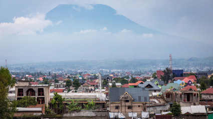 La ciudad de Goma, República Democrática del Congo, con el volcán Nyiragongo a lo lejos