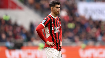 Alvaro Morata del Ac Milan mira durante el partido de Serie A entre el Ac Milan y Parma Calcio en el Stadio Giuseppe Meazza