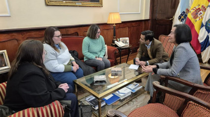 Parte de la directiva de Mulleres Ártabras en reunión con el alcalde de Ferrol