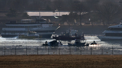 Aún quedan por aparecer los cuerpos de 14 de los 70 fallecidos en el accidente aéreo de Washington