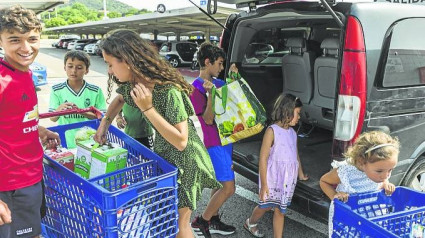 Familia Numerosa comprando en el supermercado