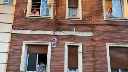 Pili, en su casa de Adurtza, con su madre y su hija durante el confinamiento por la pandemia