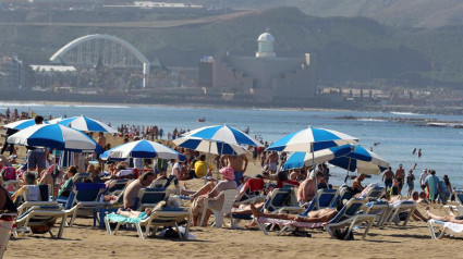 Canarios disfrutando del buen tiempo en las playas de Las Palmas de Gran Canaria