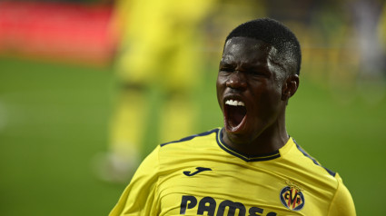 Thierno Barry celebra el cuarto gol de su equipo