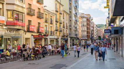 Gente disfrutando de su paseo nocturno y sentada en cafés a lo largo de la principal calle comercial de Cuenca, Calle Carretería en la ciudad nueva, Cuenca.