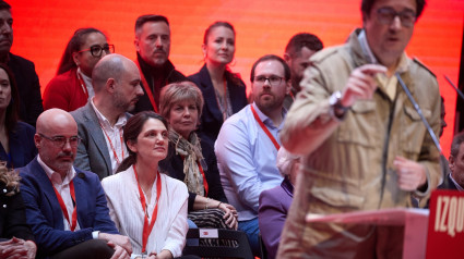 El delegado del Gobierno en la Comunidad de Madrid, Francisco Martín, y la asesora en el gabinete del Ministerio para la Transformación Digital y de la Función Pública, Pilar Sánchez Acera, durante el 15º Congreso Regional del PSOE-M, en la Universidad Carlos III, a 2 de febrero de 2025, en Leganés, Madrid