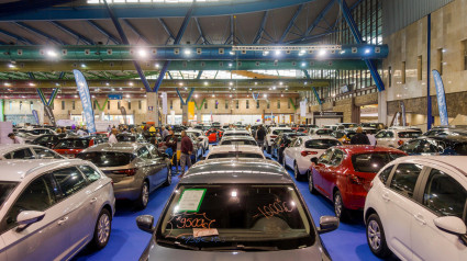 Salón del coche de segunda mano, coches en exposición, feria, coches en venta en Málaga