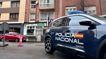 Un coche de la Policía, frente al edificio okupado en la calle Aguado de Gijón