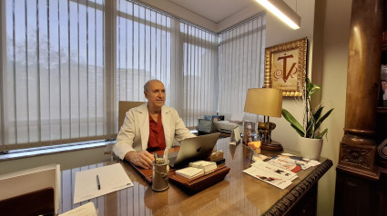 El Dr. Luis Castellanos en su consulta de Avilés