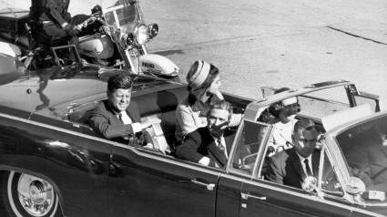 John Fitzgerald Kennedy y Jackie recorren las calles de Dallas antes de que asesinen al presidente