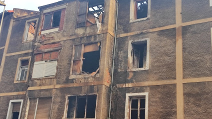 Fachada del edificio quemado en Basauri