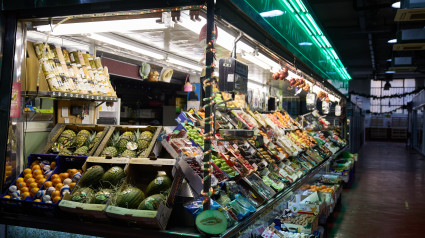 Expositor de una frutería en un mercado en España