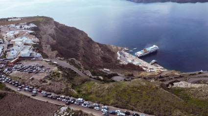 Miles de residentes y turistas abandona la isla griega Santorini por los más de 500 terremotos registrados en los últimos días